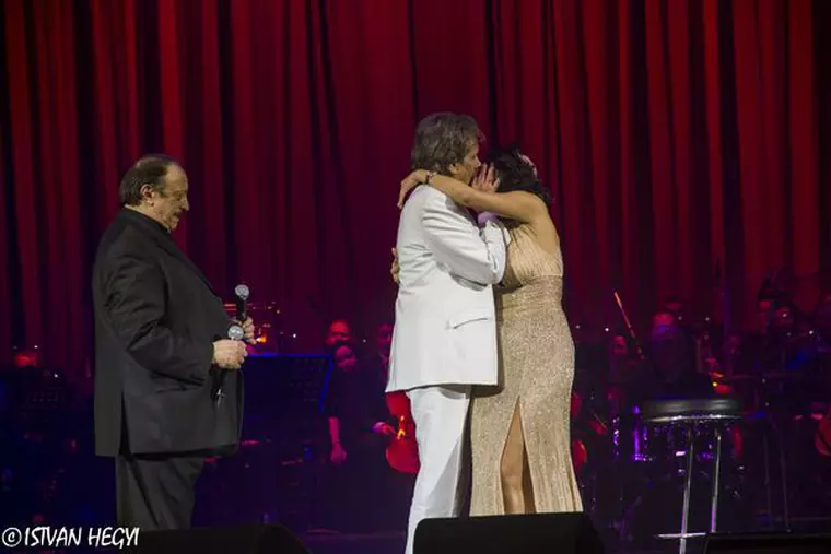 Toto Cutugno o saruta pe Ramona Badescu