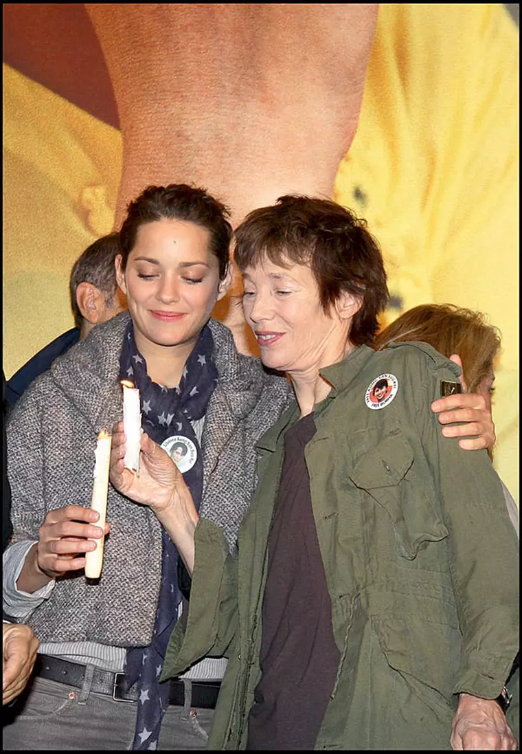 VEILLEE SILENCIEUSE EN SOUTIEN A AUNG SAN SUU KYI SUR LE PARVIS