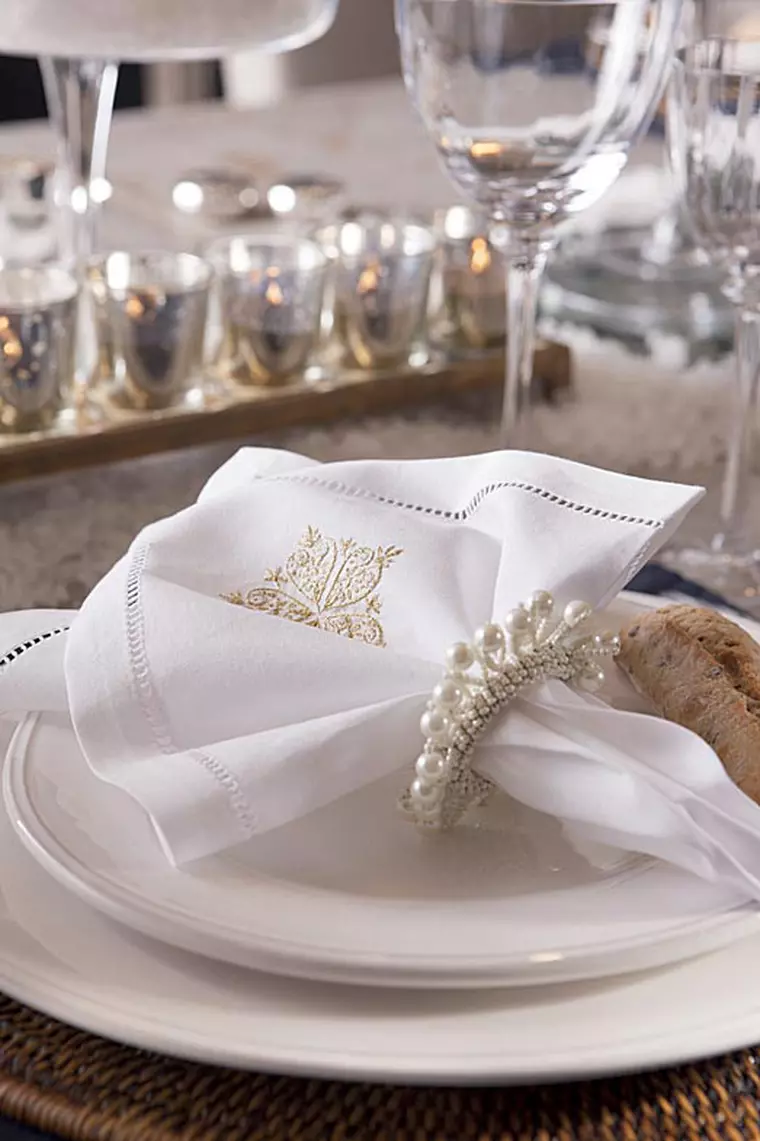 Set de 6 servete albe 240 lei  Inel servet 30 de lei