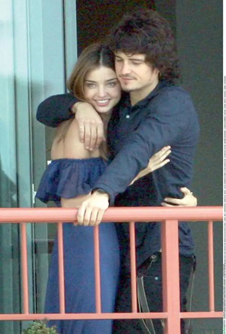 Exkl: O. Bloom und M. Kerr ganz verliebt auf ihrem Hotelbalkon in Sydney