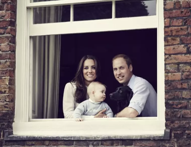 Ducesa de Cambridge, Printul William, Printul George si Lupo     