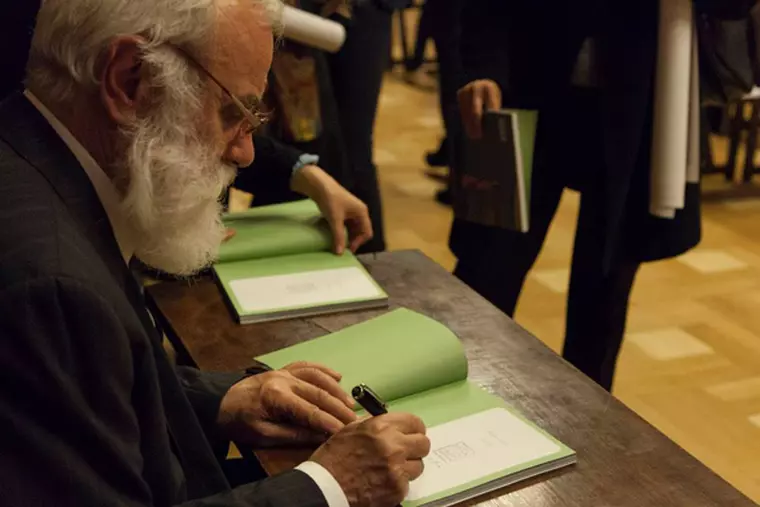 Stefan-Caltia-oferind-autografe1