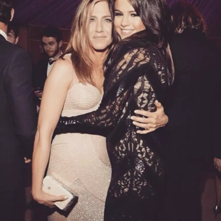 Selena Gomez si Jennifer Aniston1