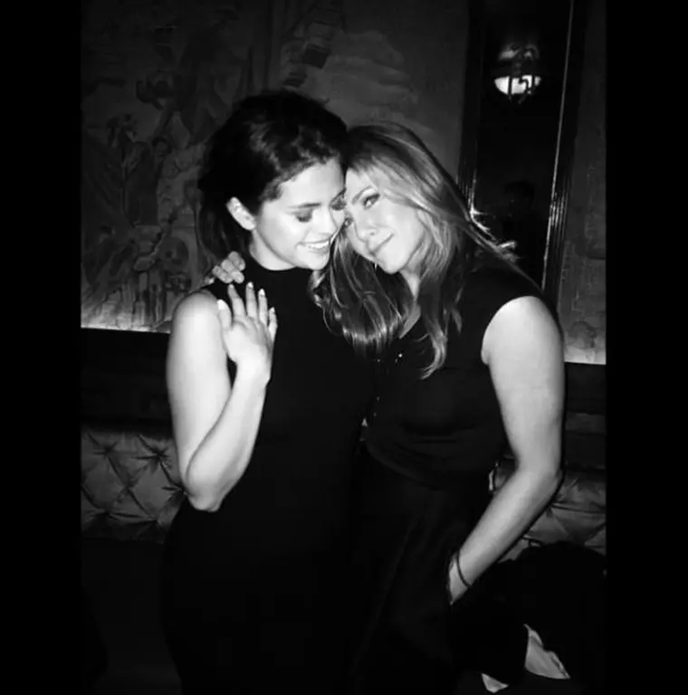 Selena Gomez si Jennifer Aniston2
