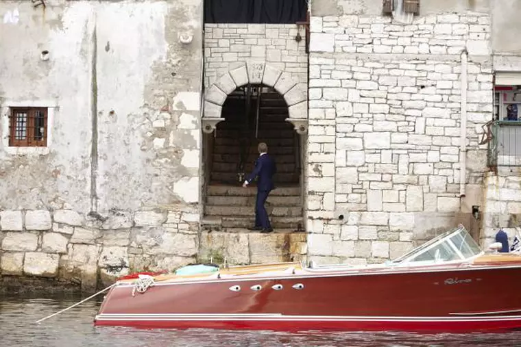 Bond at the Boat HNK1