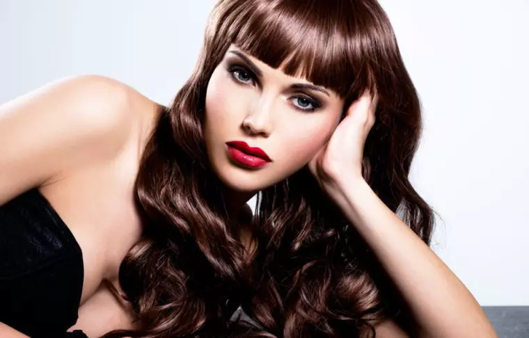 femeie-sexy-cu-par-saten