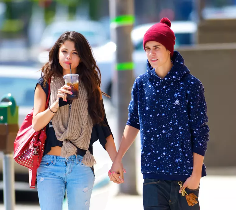 ©NATIONAL PHOTO GROUP Justin Bieber and Selena Gomez grab a quick lunch at Panera Bread. They were seen walking out hand and hand. Job: 040512F1 Non-Exclusive April 5th, 2011 Los Angeles, California NPG.com