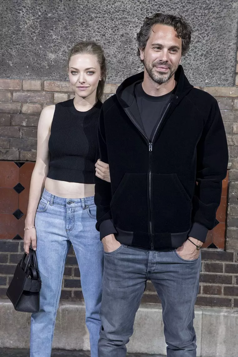 Amanda Seyfried et son ami Thomas Sadoski - People au défilé de mode Givenchy Hommes printemps-été 2017 au Lycée Janson-de-Sailly à Paris, le 24 juin 2016. © Olivier Borde / Bestimage Celebs at Gigenchy Fashion Week Men's Wear Summer/Spring2017 at the Lycee Janson-de-Sailly in Paris on June 24, 2016.