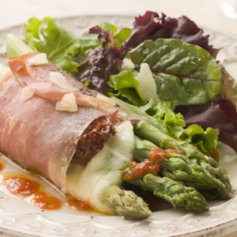 Sparanghelul. Cum se curăță sparanghelul și cum se gătește