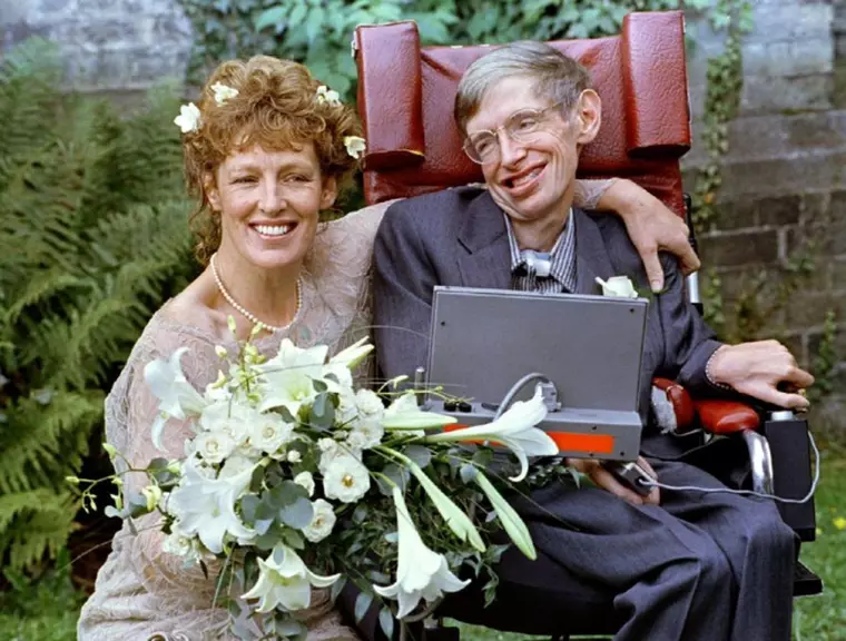 cum-arata-sotie-stephen-hawking 4