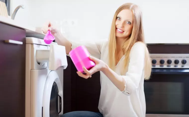 femeie masina spalat rufe