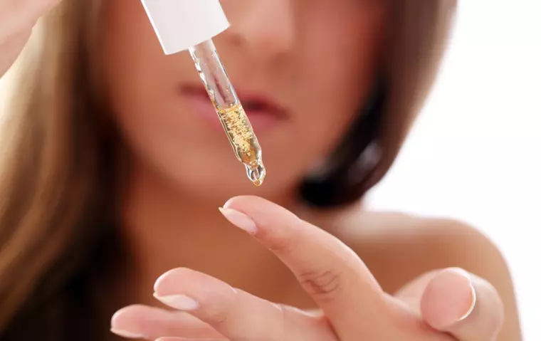 femeie picura ulei de ricin