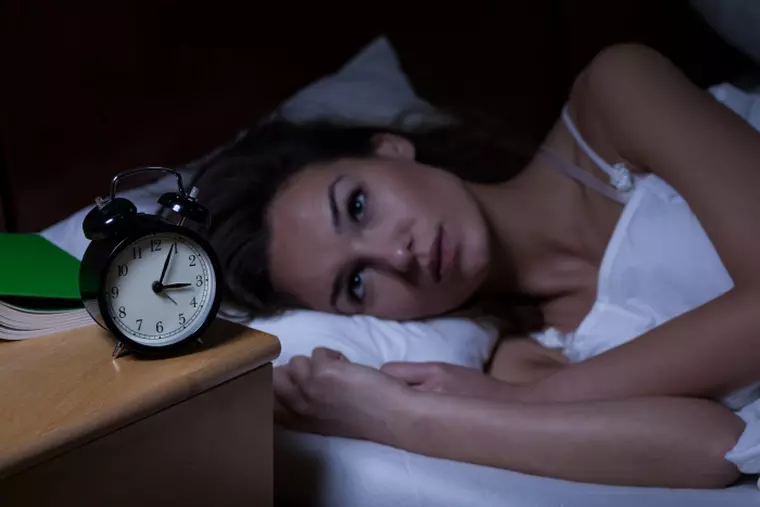 femeie care sufera de insomnie