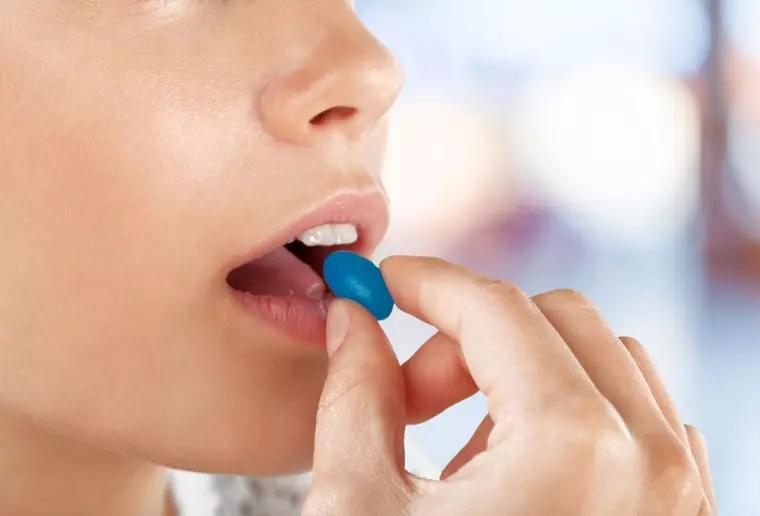 femeie care ia pastile