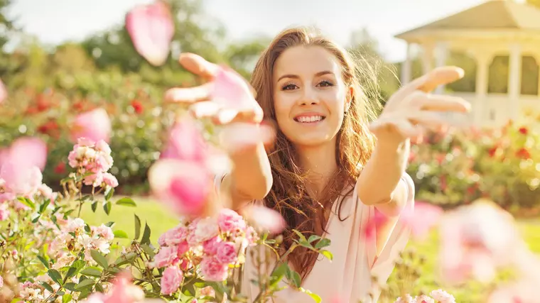 femeie-cu-trandafiri