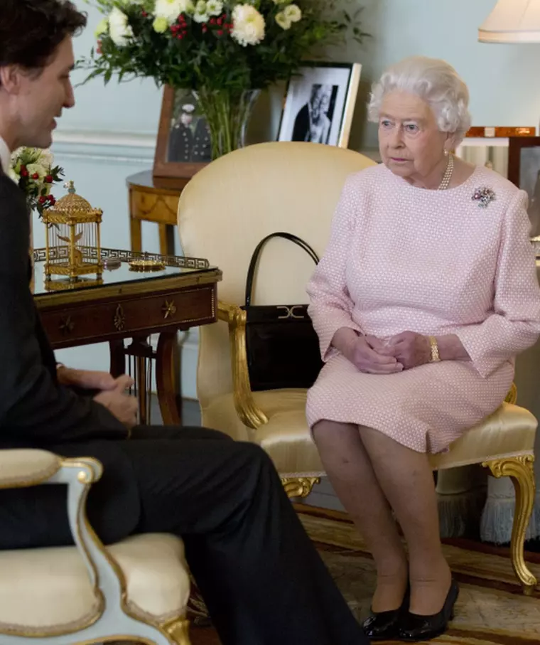 Cum se folosește Regina Elisabeta de poșetă pentru a trimite mesaje secrete personalului ei