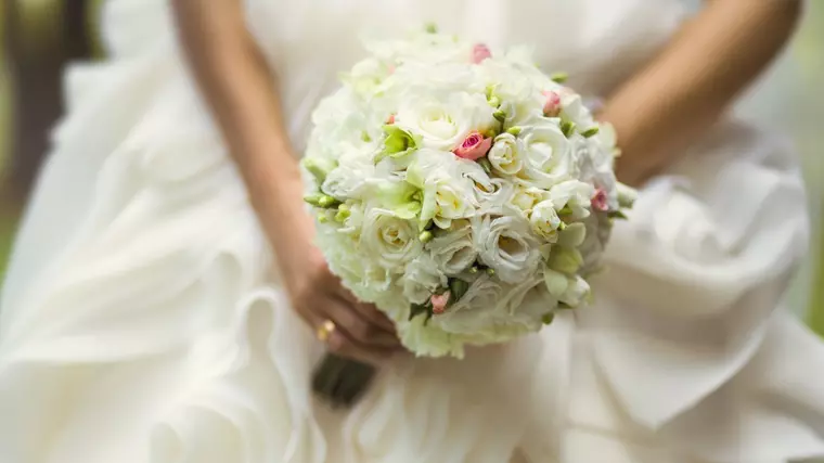 mireasa cu flori in mana
