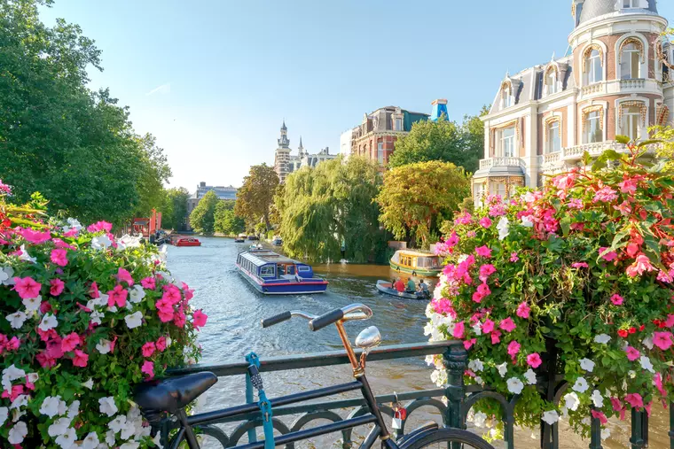 Cu avionul spre Amsterdam la o sesiune extraordinară de shopping