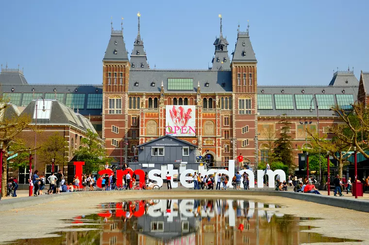 Cu avionul spre Amsterdam la o sesiune extraordinară de shopping