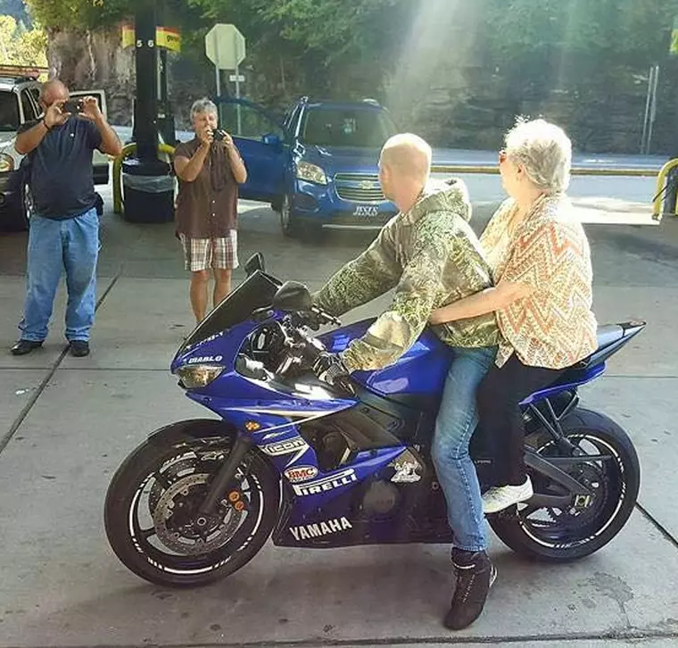 O bunică a văzut niște motocicliști într-o parcare. Ce a urmat i-a lăsat pe toți fără cuvinte