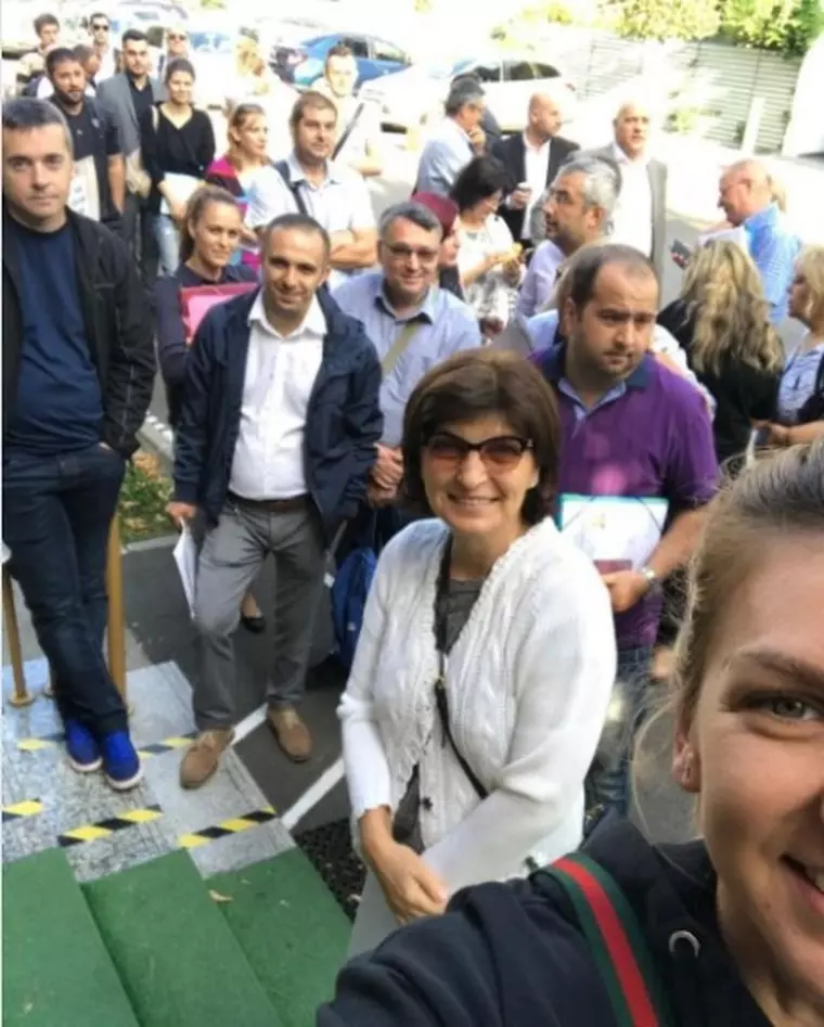 20 de români stăteau la coadă pentru viză în China. Ce au făcut când a apărut Simona Halep