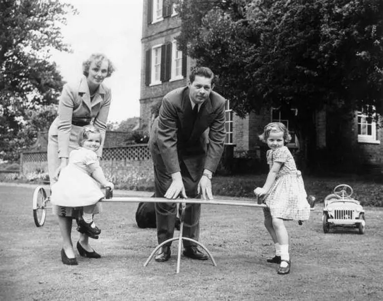  Regele Mihai si Regina Ana cu doua dintre principese