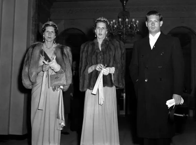 Majestatea Sa Regina Mamă Elena, Alteţa 4 Sa Regală Prinţesa Irina, Ducesă de Aosta şi Majestatea Sa Regele Mihai I, în faţa hotelului