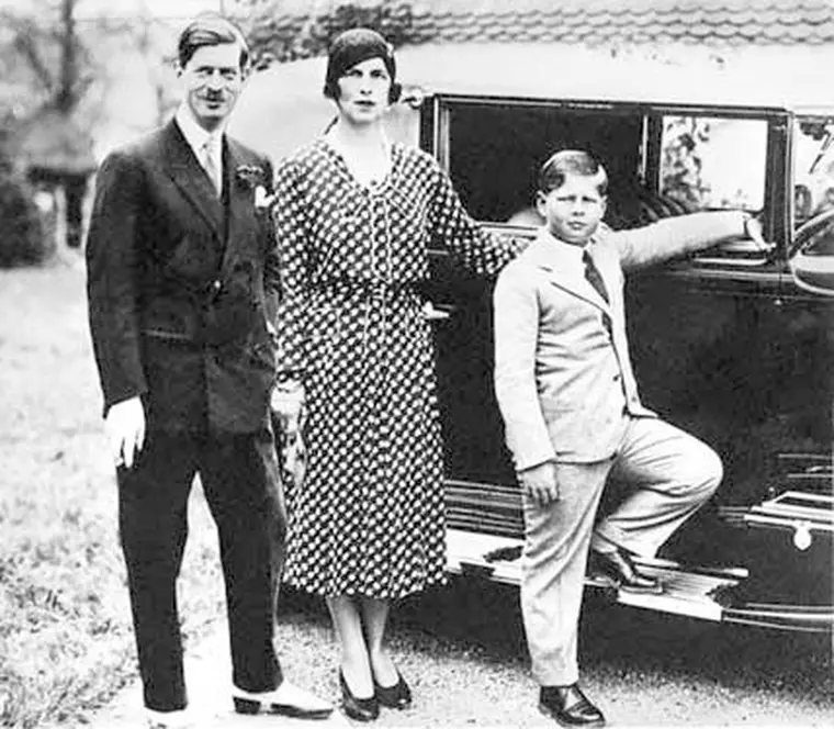 Regele Carol al II-lea, soţia lui Regina Elena şi Mihai, mare voievod de Alba Iulia.