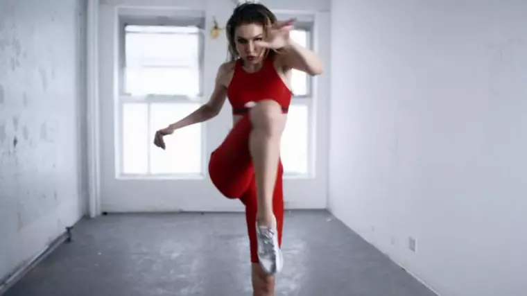 Gigi Hadid pictorial cu par la subrat