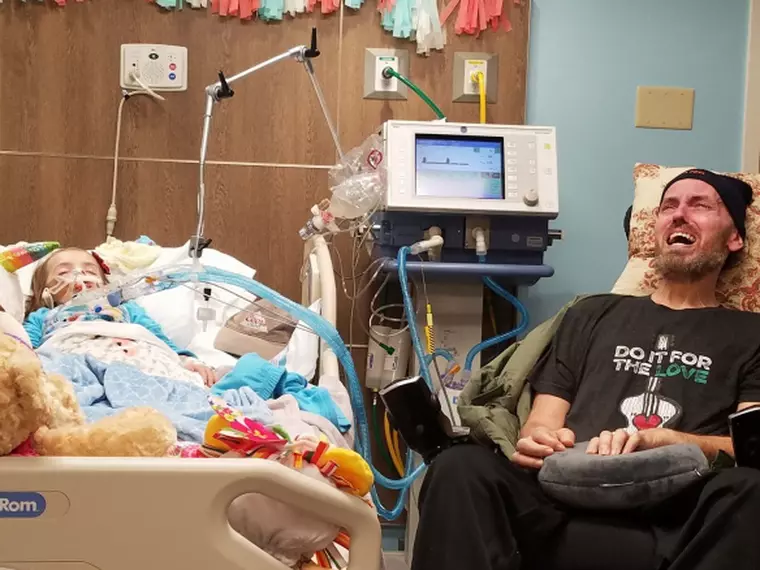 Tatăl lui Ally Parker jelește lângă patul de spital al nepoatei lui. Ambii sunt bolnavi de cancer.