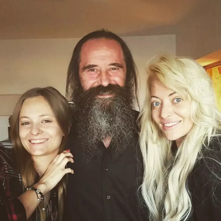 Delia alaturi de tatal sau, Ion, si de sora sa, Oana