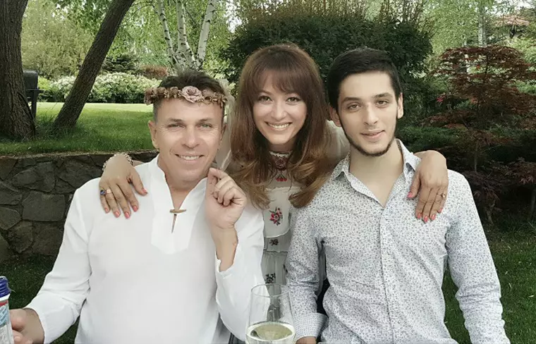 Anca Turcasiu alaturi de sotul si fiul sau