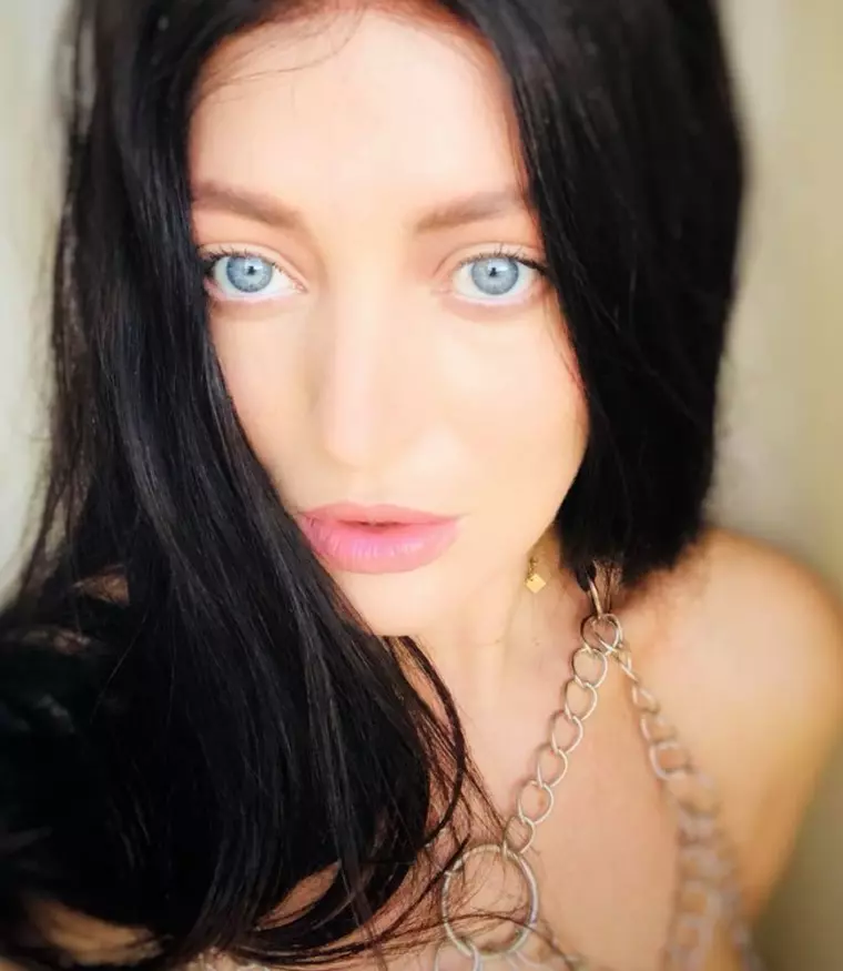 Delia bruneta-schimbare de look