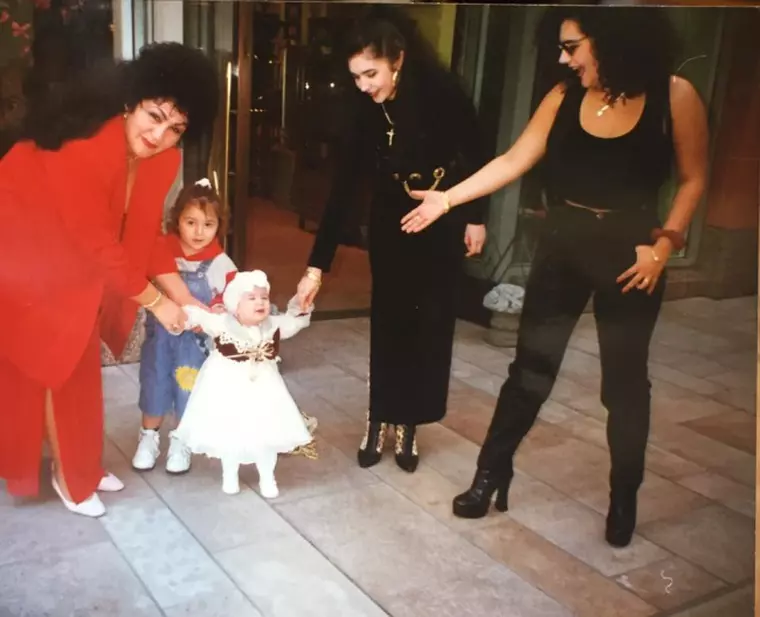 Elena Merisoreanu alaturi de cele doua fice ale sale si de nepoti, in urma cu 20 de ani
