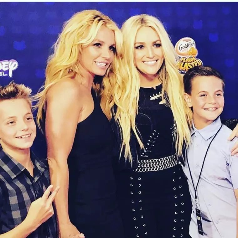 Britney Spears alaturi de sora sa, Jamie Spears , si de cei doi baieti ai sai