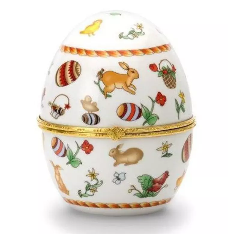 Decorațiuni de Paște-ou ornamentat cu iepuri și fluturi