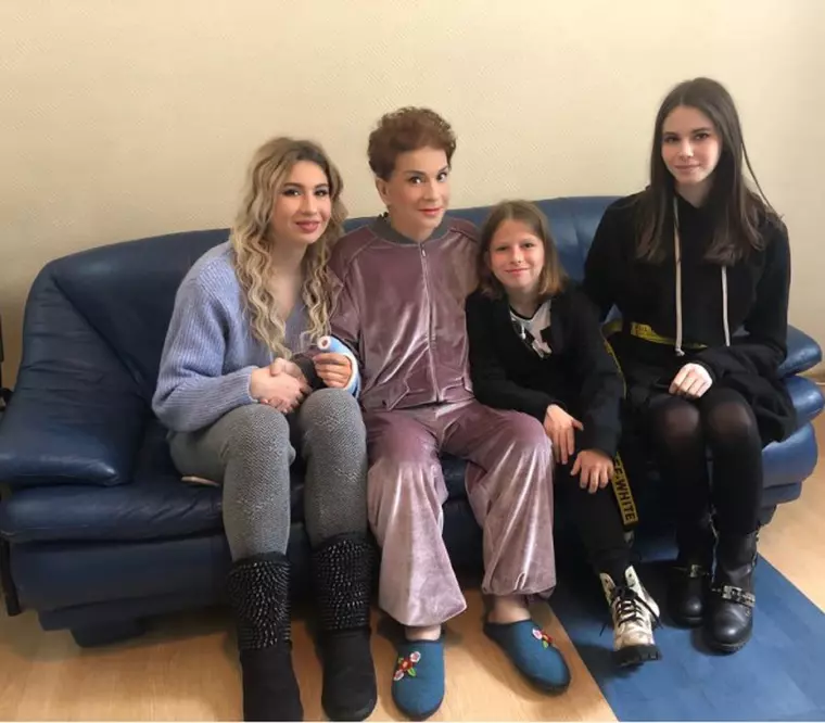 Ionela Prodan alaturi de cei trei nepoti ai sai, copiii Anamariei Prodan