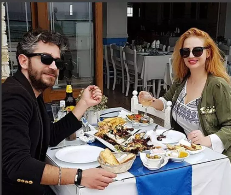 Julia Jianu alaturi de logodnicul sau, John