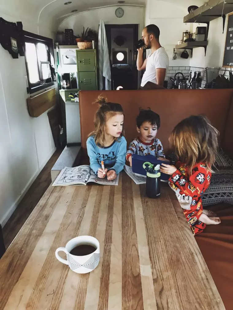 Cum arată familia care călătorește prin lume într-un autobuz școlar renovat
