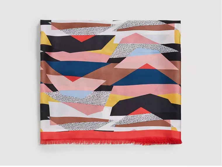 Ce eșarfe se poartă în 2018-eșarfă tip batic cu imprimeu