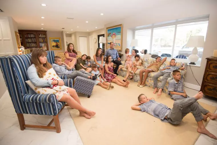 O femeie din Florida are 16 copii și arată senzațional la cei 44 de ani. Ce familie frumoasă! - familia care sta in living si se uita la televizor