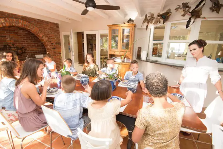 O femeie din Florida are 16 copii și arată senzațional la cei 44 de ani. Ce familie frumoasă! -familia care sta in bucatarie, la masa