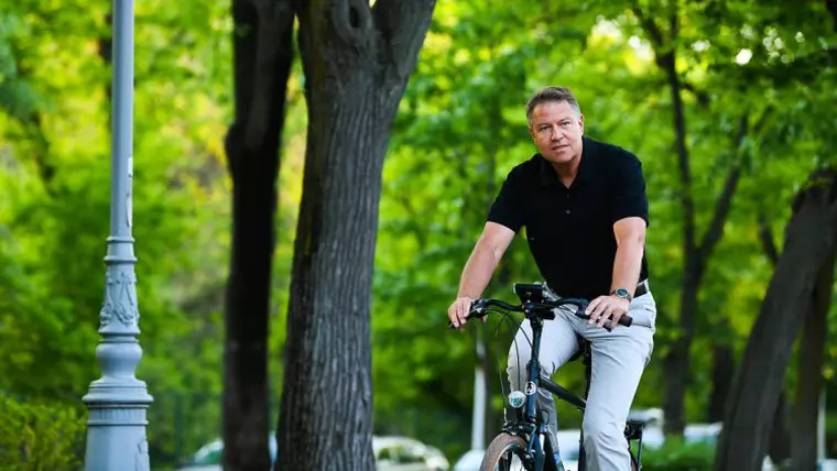 Klaus Iohannis a ieșit la plimbare cu bicicleta în zona Herăstrău și a criticat traficul din Capitală. Gabriela Firea i-a răspuns ironic - Iohannis s plimba cu bicicleta prin parc