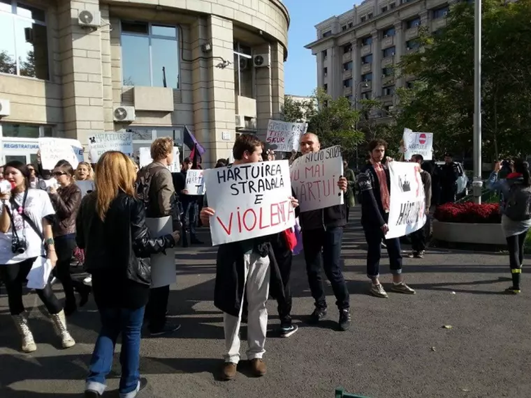 „Fata aia și-a căutat-o singură.” Interviu cu o expertă care demontează prejudecățile despre hărțuirea stradală