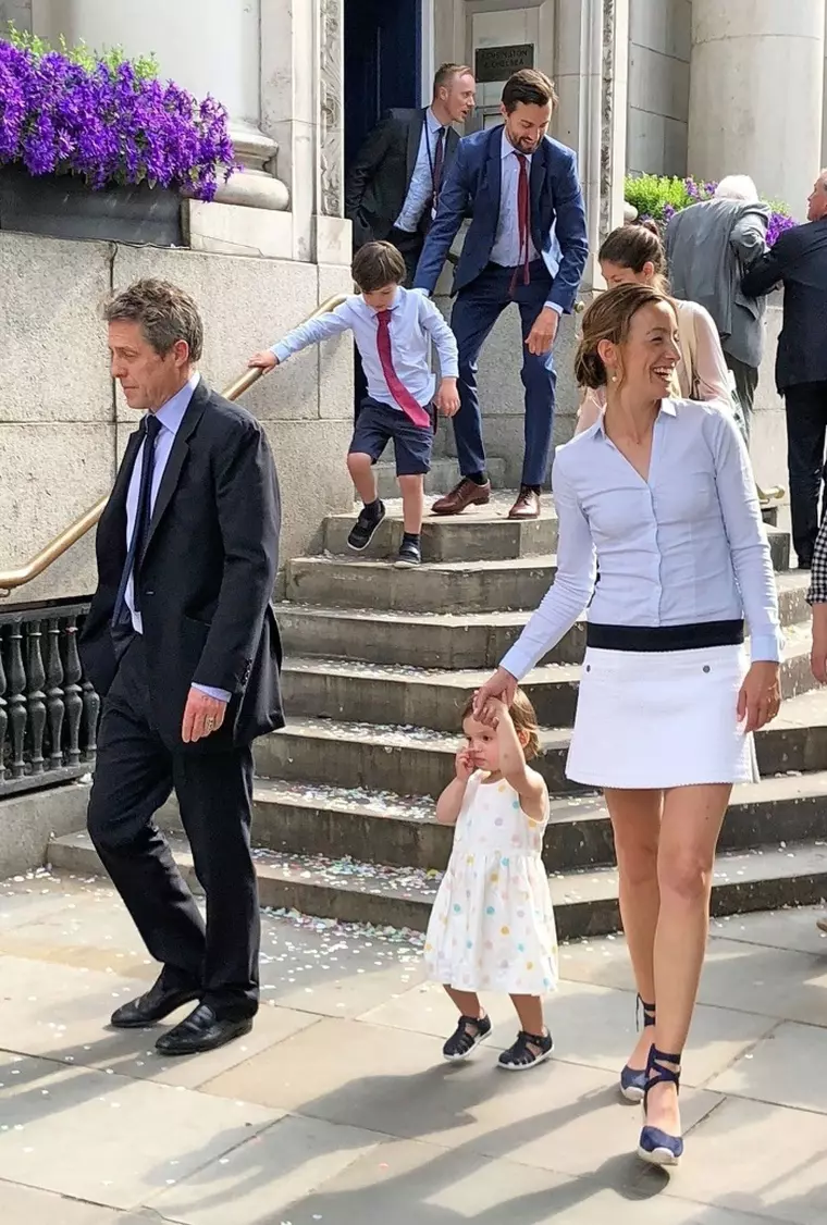 Hugh Grant si  Anna Eberstein