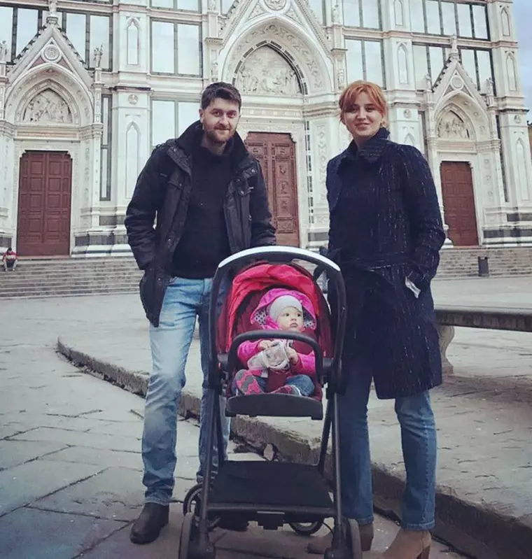 Sanda Nicola si sotul sau, Liviu Lolu, alaturi de fetita lor, Agnes