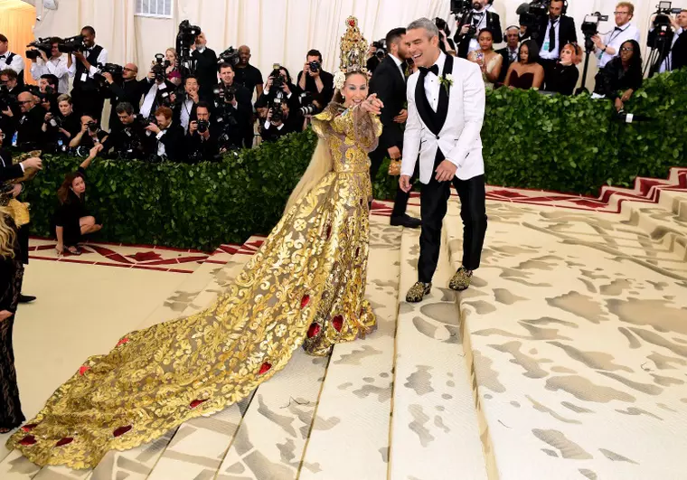 Sarah Jessica Parker, criticată dur pentru apariția de la Met Gala 2018 - Sarah Jessica Parker urca pe scari