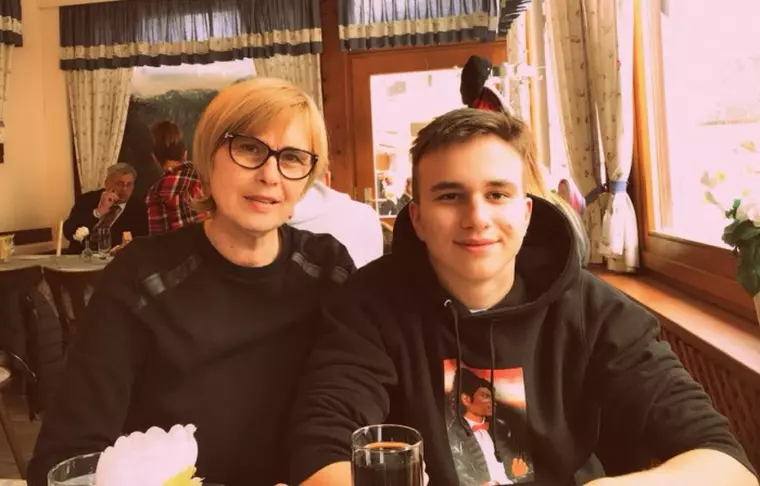 Mariana, fosta soíe a lui Laurentiu Reghecampf, si fiul lor, Luca