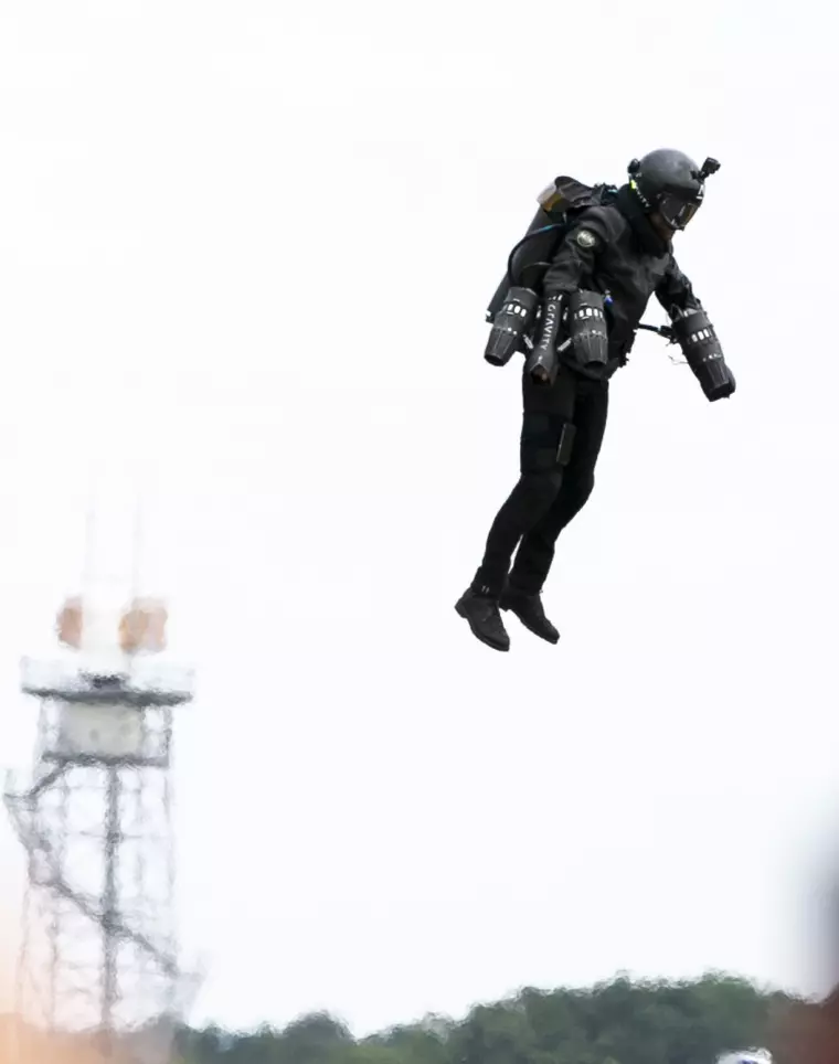 costum Iron Man care zboara