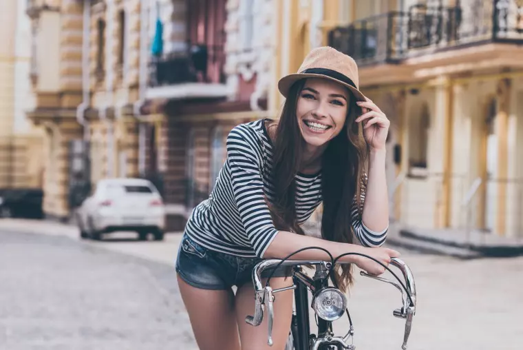 Femeie cu bicicleta